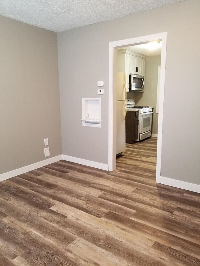 Building Photo - Cute Cozy: Completely Updated must see to ...