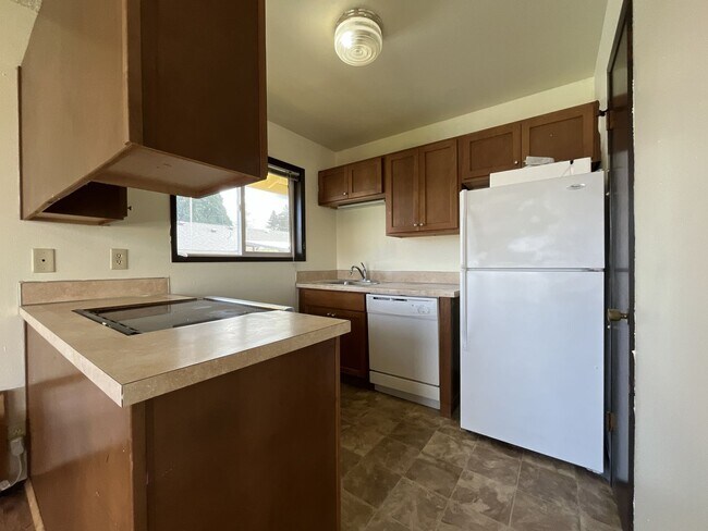 Building Photo - Spacious 3 Bedroom with Bonus Living Area, Patio & Built in Fireplace