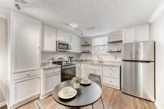 Building Photo - 136 River Walk