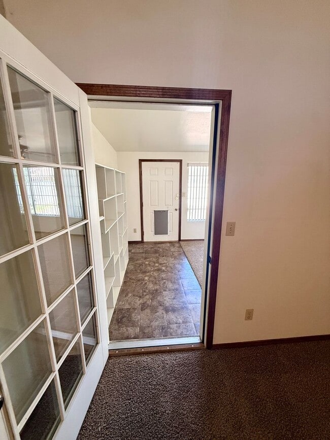 Building Photo - Spacious 3BR Cul-de-Sac Home with Bonus Room, New Carpet & Split Floor Plan!