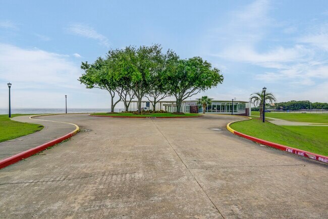 Building Photo - 541 Circle Dr