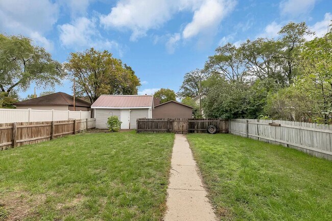 Building Photo - 320 9th Ave N