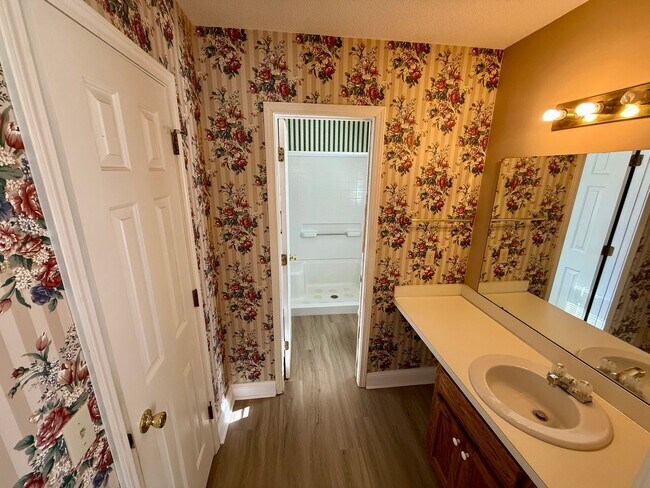 Building Photo - Charming Brick Home in Rembert!