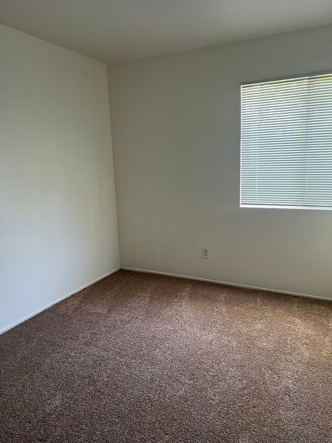 Building Photo - SPACIOUS 3 BEDROOM CONDO!!