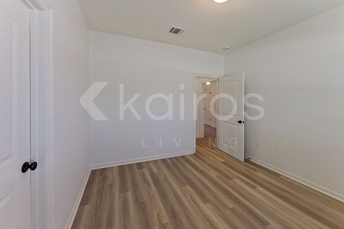 Building Photo - 204 Salvat Dr