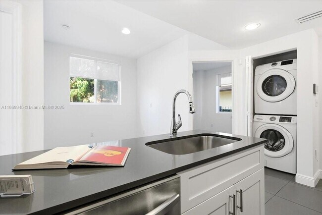 Primary Photo - 541 NW 33rd St