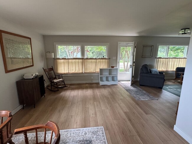 Building Photo - 4 Bedroom Updated Acreage