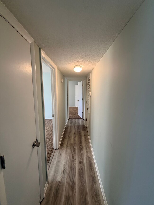 Building Photo - Check Out This 2Bedroom/1Bath Apartment!