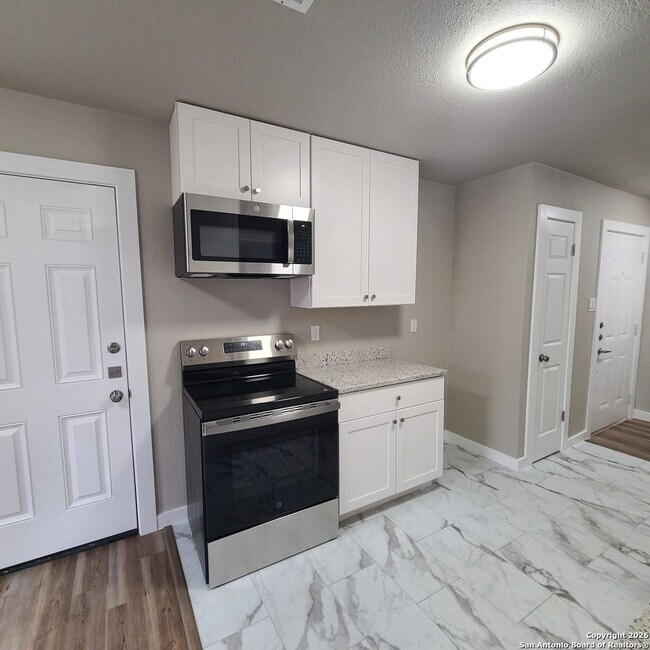 Building Photo - 3 Bedrooms 1 and 1/2 Bath