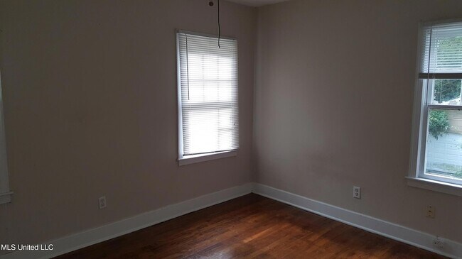 Building Photo - 327 Decelle St