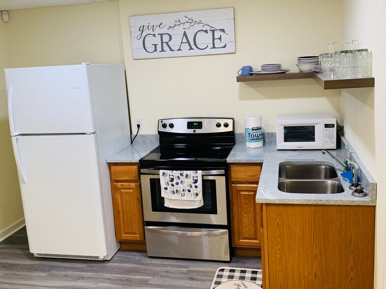 Full kitchen with icemaker - 2337 Ashmel Ct SW