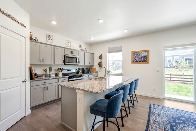 Building Photo - 4-Bedroom Home in Mallard Ridge with Office and Fenced Yard