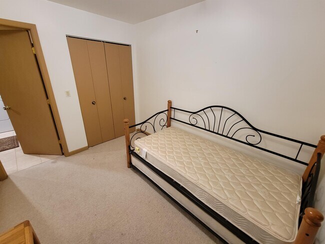 Building Photo - 2540 Kinnikinnick Rd