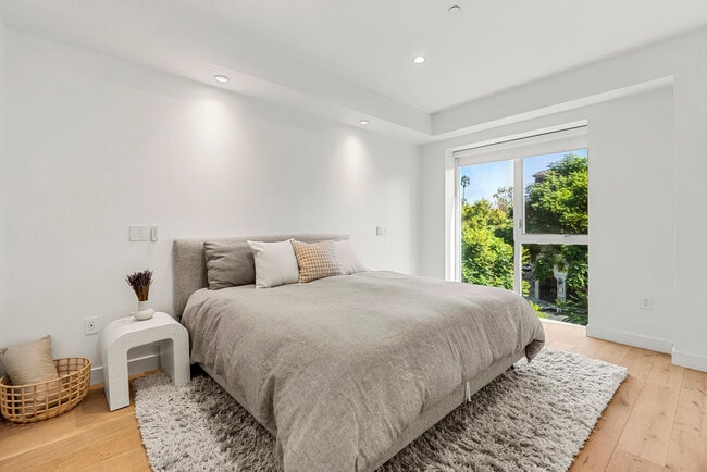 Building Photo - 855 N Croft Ave