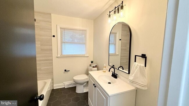 Building Photo - 115 Gloucester Ave