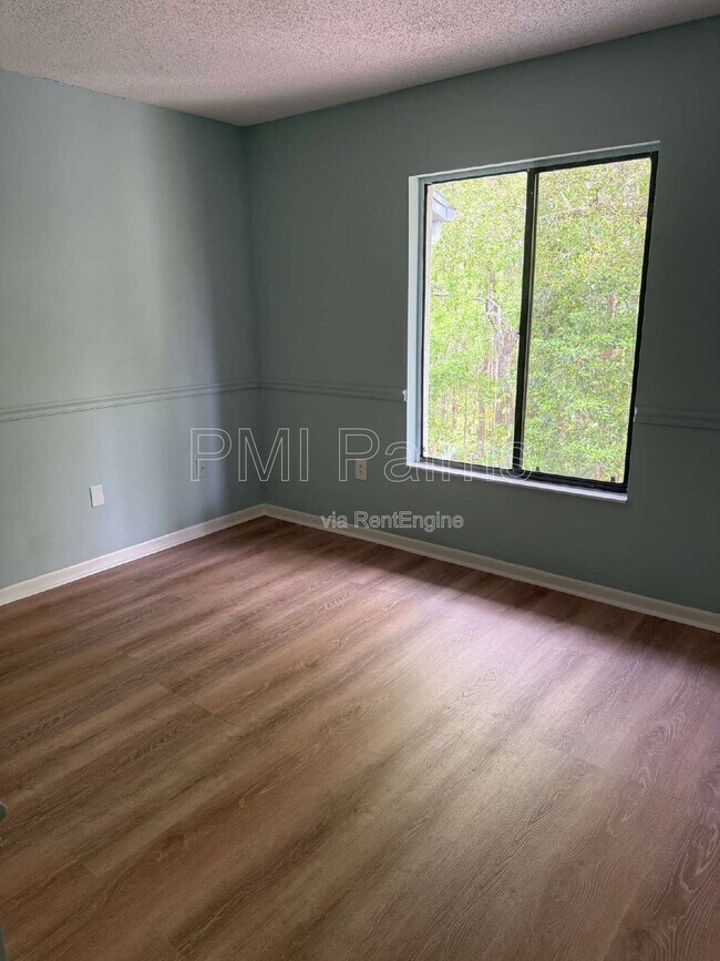 Building Photo - 1236 Pine Ridge Cir W