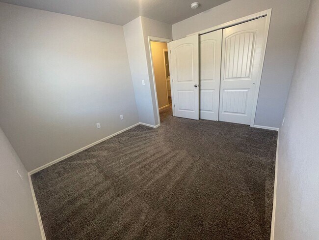 Building Photo - Townhome w/ 2 car garage, A/C-Newer, Low Maintance, & Conviniently Located