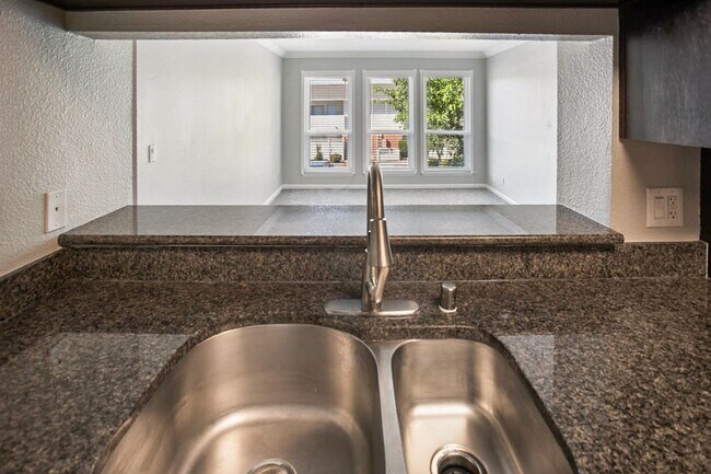 Building Photo - 1 Bed, 1 Bath In Highly Desirable Guard Gated Las Vegas Country Club