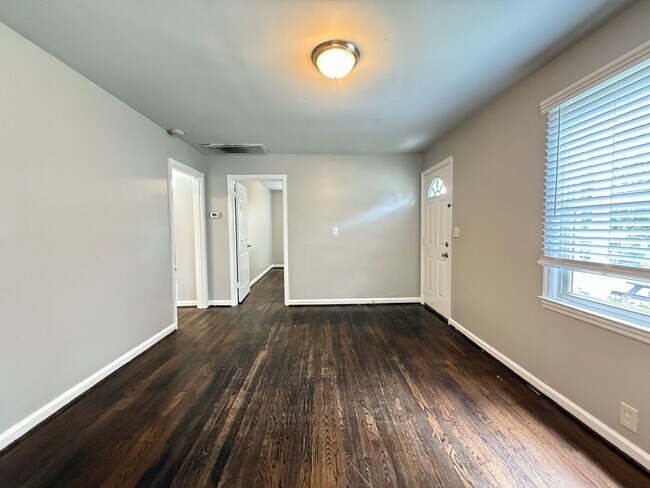 Building Photo - 2 Bedroom Cottage in Woodbine!