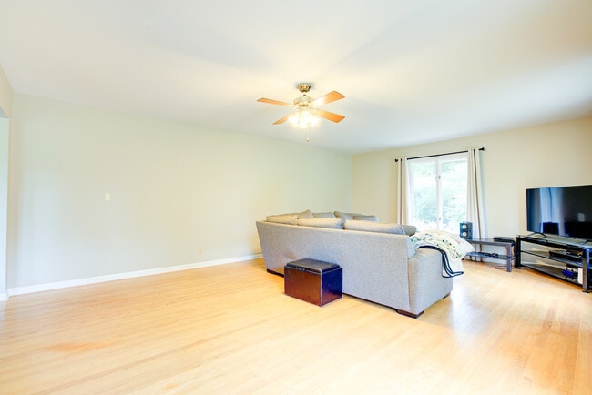 Building Photo - 24W360 Hemlock Ln