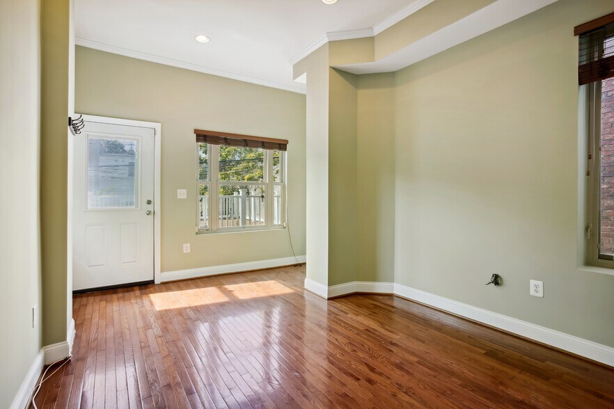 1st floor master with own entry - 76 R St NW