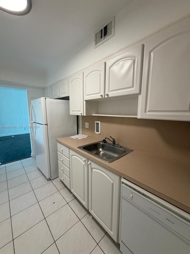 Building Photo - 4001 S Ocean Dr