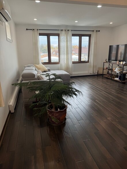 Building Photo - 6013 W Gunnison St