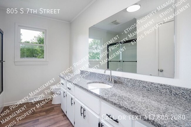 Building Photo - 805 S 7th St