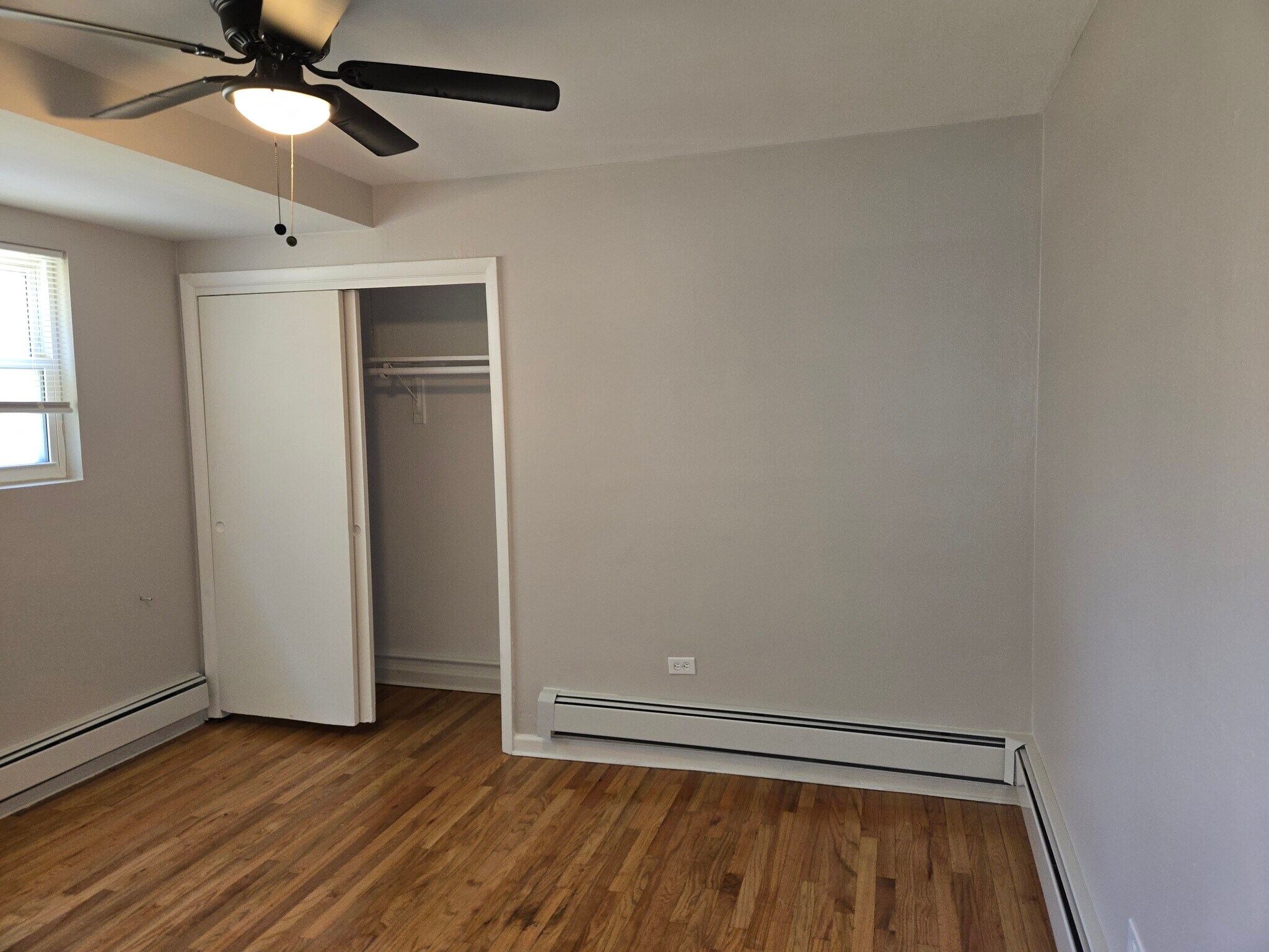 bedroom - 1714 W Touhy Ave
