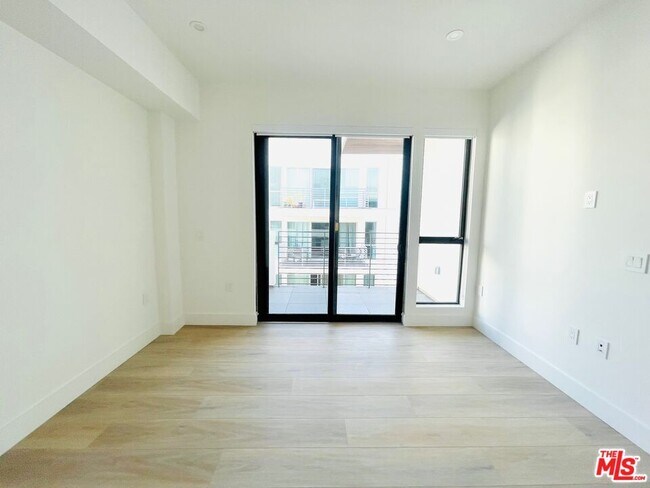 Building Photo - 1235 5th St
