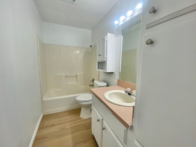 Building Photo - 3 bed 1 bath now available in southeast Lu...