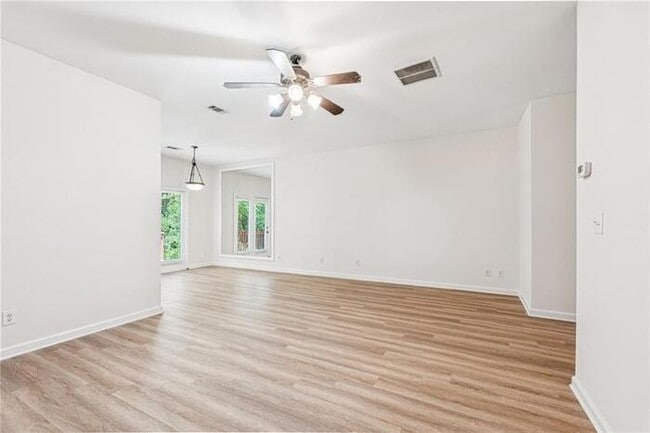 Building Photo - House 3 Beds 3 Bath