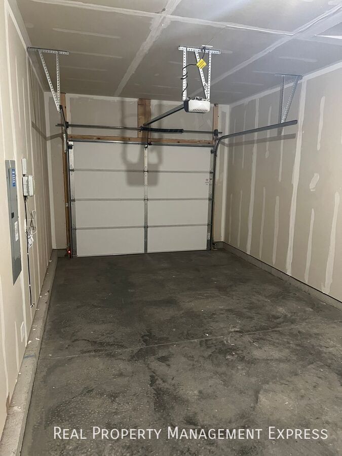 Building Photo - Modern 1 Bedroom Townhome with 1.5 Baths