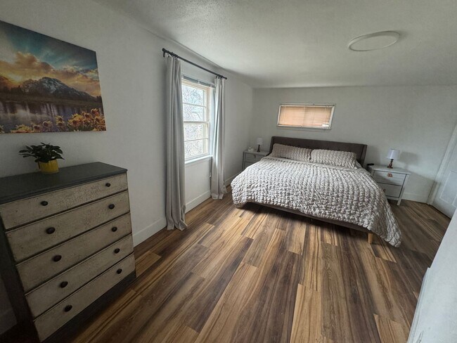 Building Photo - Gorgeous 4-Bedroom Home with Expansive Landscaped Yard & Off-Street Parking – Fully Furnished!