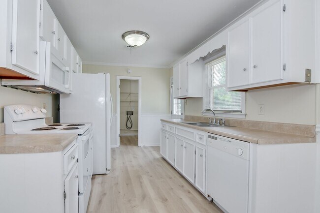 Building Photo - 3 Bedroom Ranch