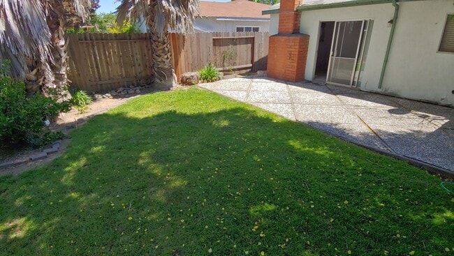Building Photo - Beautiful Three Bedroom Two Bath Home with...