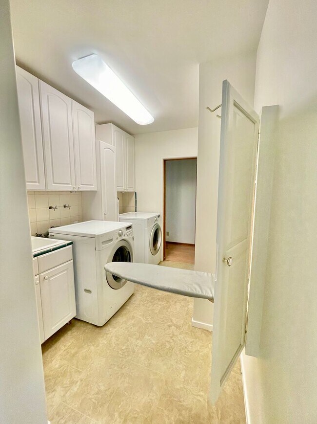 Building Photo - $3,900/month – Rare Country Feel on an Expansive Lot in One of Santa Rosa's Desirable Neighborhoods!