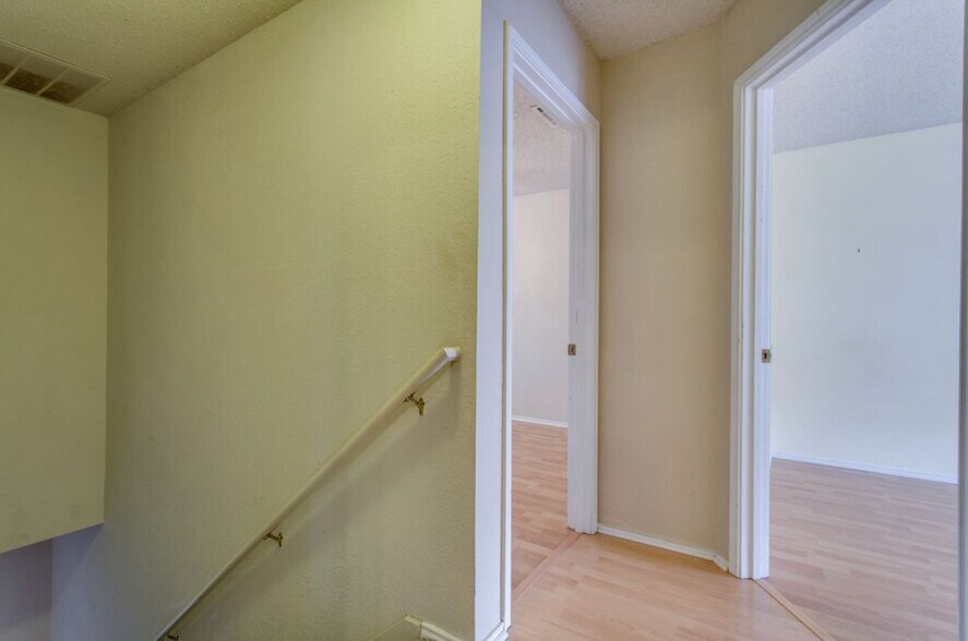 Building Photo - 807 Burr Oak Dr