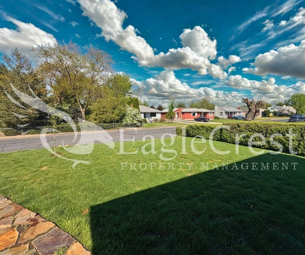 Building Photo - Charming 2 Bed, 2 Bath Home with Updated Kitchen & Outdoor Living Space