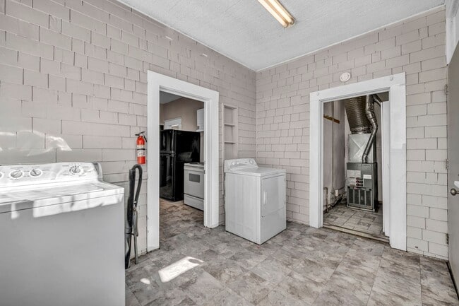 Building Photo - 1637 C St