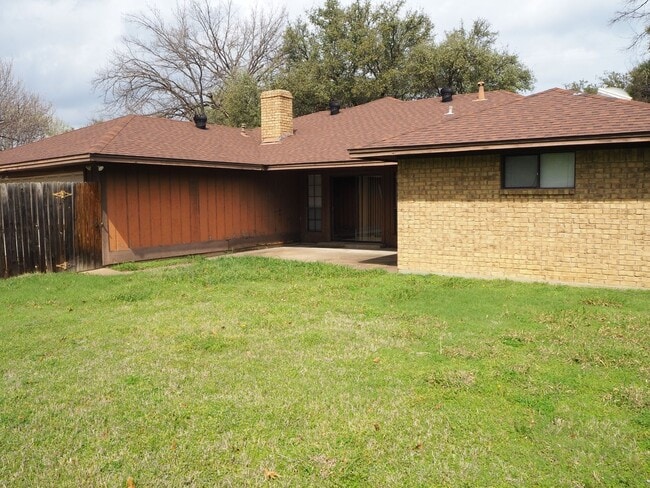 Building Photo - 1934 Maxwell Dr