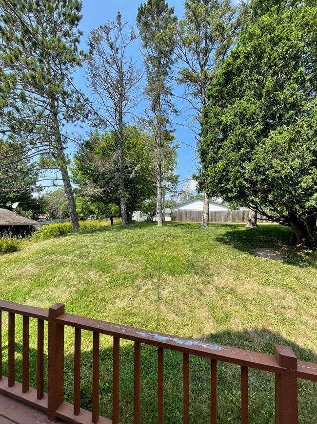Building Photo - AVAILABLE JULY- 3 Bedroom, 1.5 Bath Home!