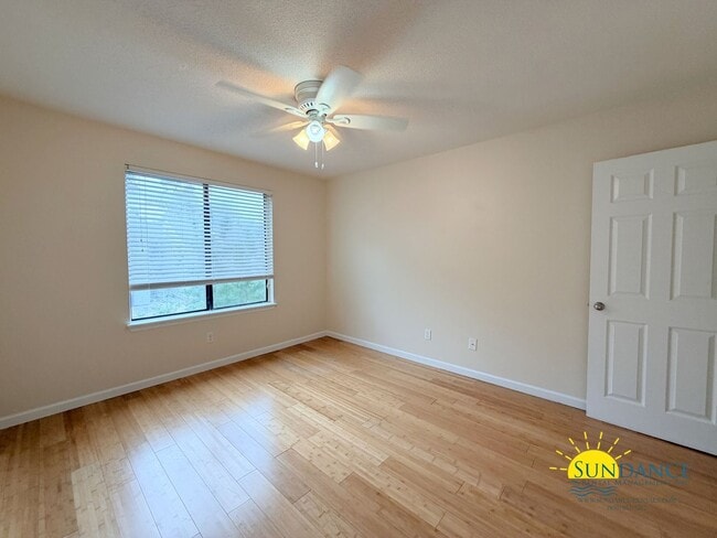 Building Photo - Charming 2 Bedroom Unit in Fort Walton Beach!