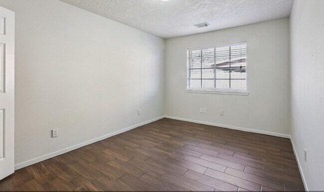 Building Photo - 9423 Rippling Fields Dr