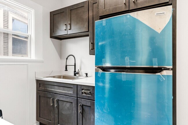 Building Photo - Freshly Renovated 1 Bed, 1 Bath Oakland Home with In-Unit Laundry