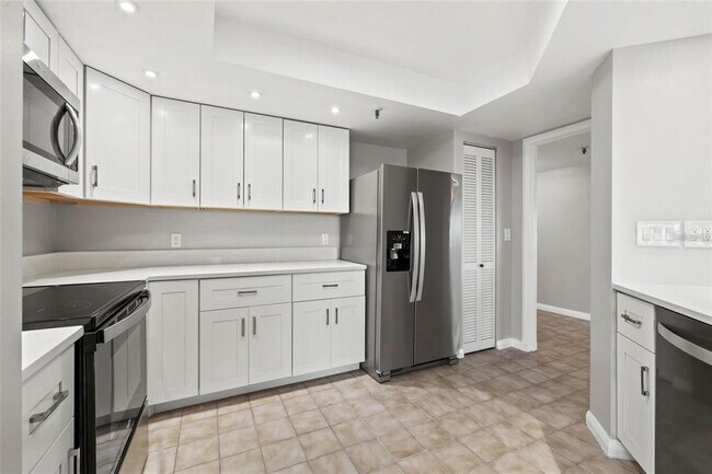 Building Photo - 5950 Pelican Bay Plaza S