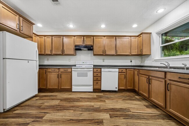 Building Photo - 2423 Meadow Ln