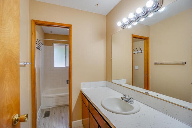 Building Photo - FOUR BEDROOM SPLIT LEVEL IN SALMON CREEK