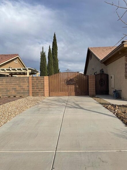 Building Photo - 9270 Valerie Elaine St