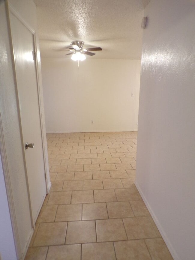 Building Photo - Great home located in Parklane